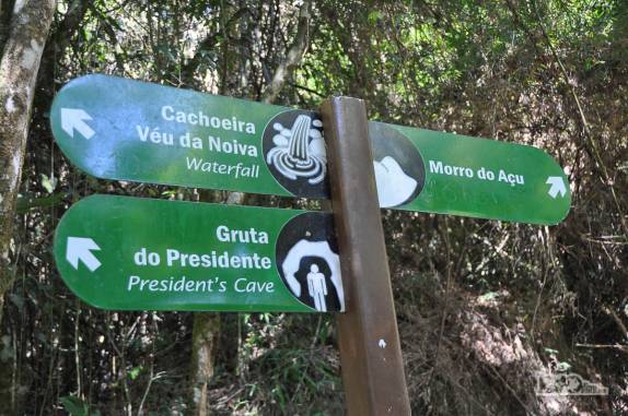 Sinalização na trilha que corta o Parque Nacional da Serra dos Órgãos, no Rio de Janeiro